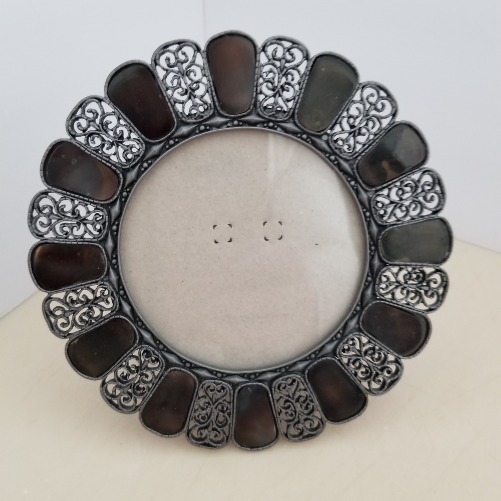 Elegant Round Metal Photo Frame